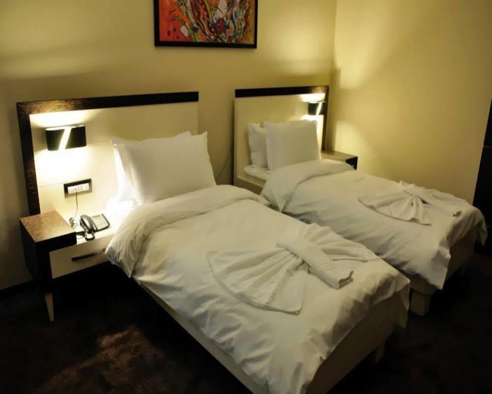 Amazona Hotel 프리슈티나 외부 사진